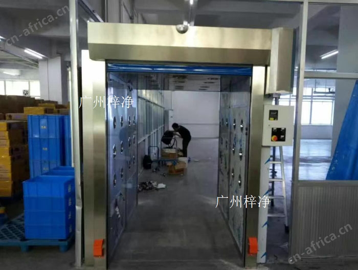 快速卷帘门货淋室是人员货物进入洁净室所必需的通道